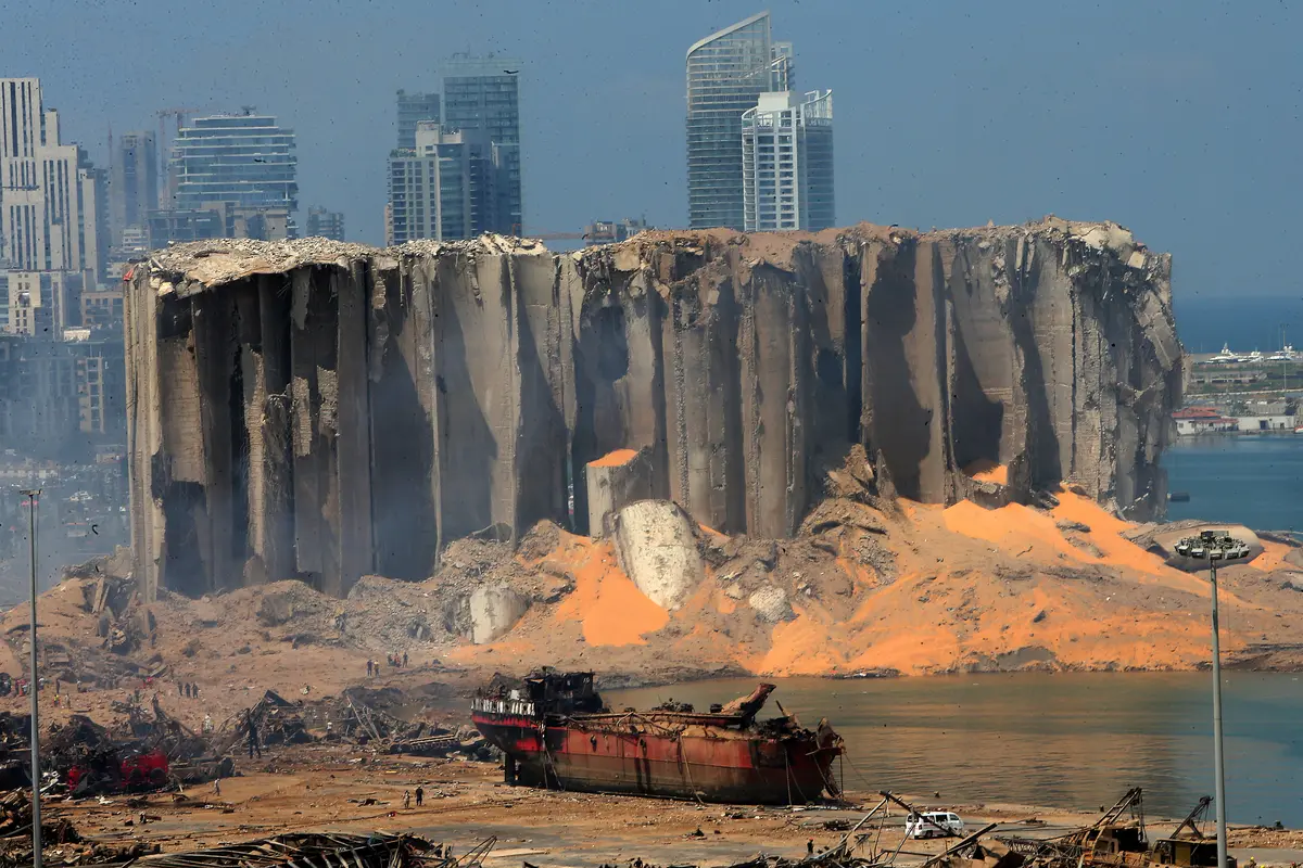 Penampakan Kapal Besar yang Hancur Akibat Ledakan di Beirut