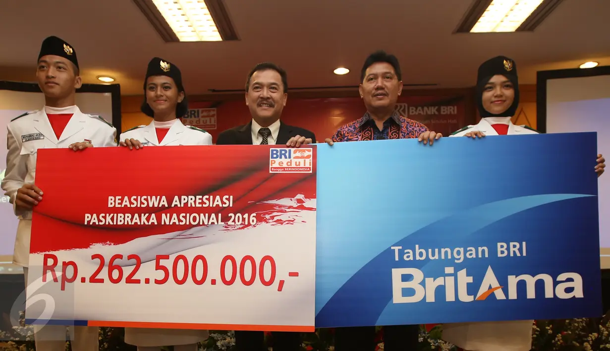 Direktur Bank BRI, Randi Anto (tengah) secara simbolis menyerahkan Beasiswa Apresiasi Paskibraka Nasional 2016 di Gedung BRI, Jakarta (18/08). Bank BRI memberikan Beasiswa senilai Rp.262.500.000,- (Liputan6.com)