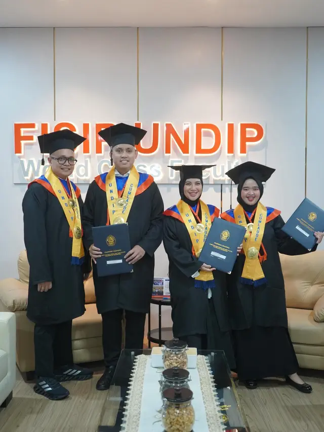 Kuliah Satu Kelas, Ini 7 Potret Chacha Frederica dan Suami Wisuda S2 Bareng