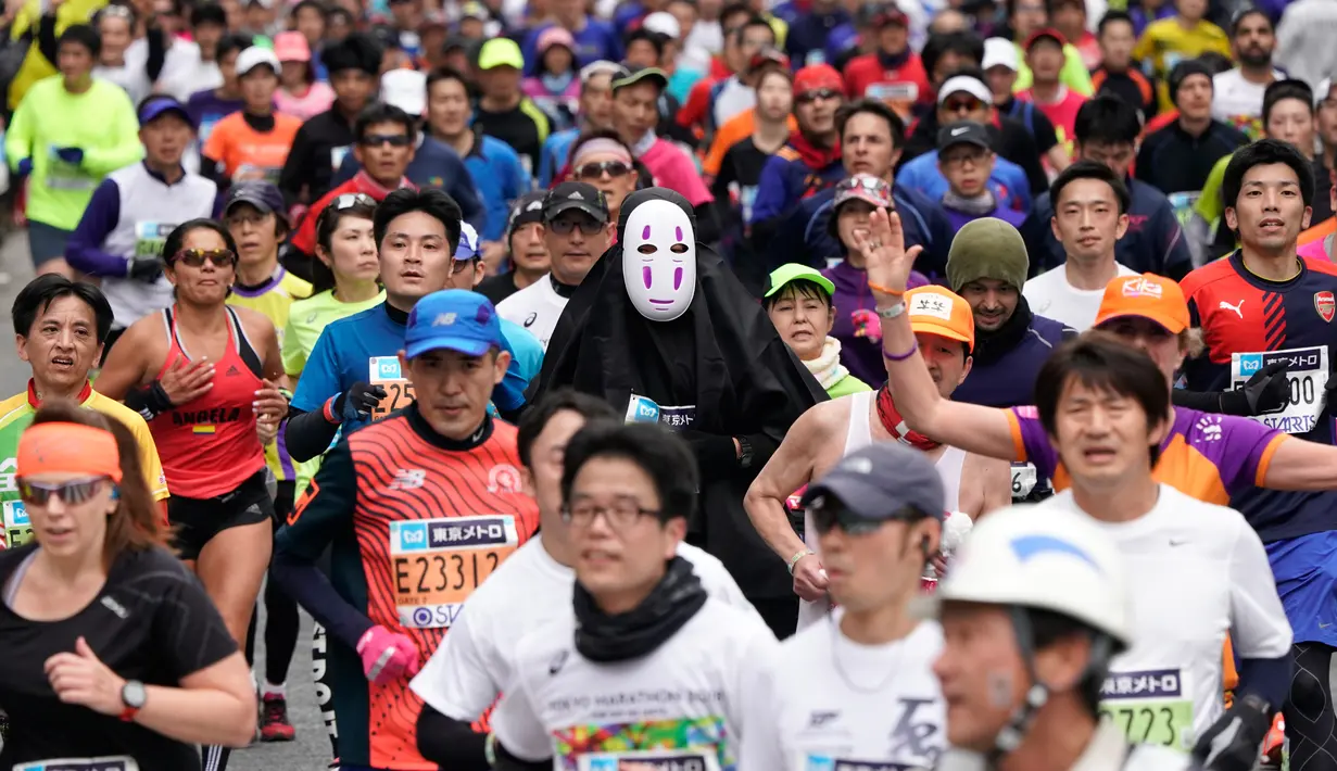 Peserta dengan kostum unik berlari di antara peserta lainnya  dalam Tokyo Marathon 2018, Minggu (25/2). Tokyo Marathon adalah salah satu dari 6 kompetisi lari kelas dunia setelah Boston, New York, Chicago, Berlin, dan London. (AP/Shizuo Kambayashi)