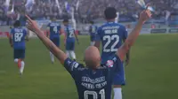 Selebrasi pemain PSIS Bruno Silva setelah menjebol gawang Arema FC pada Shopee Liga 1 2020 di Stadion Moch. Soebroto, Magelang, Sabtu (14/3/2020). (Bola.com/Vincentius Atmaja)