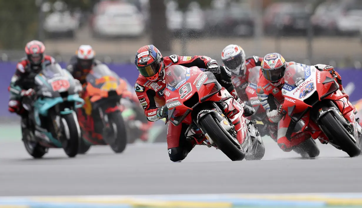 Pembalap Ducati Danilo Petrucci (tengah) memimpin balapan MotoGP Prancis 2020 di Le Mans, Prancis, Minggu (11/10/2020). Danilo Petrucci menjadi yang tercepat disusul Alex Marquez dan Pol Espargaro. (AP Photo/David Vincent)