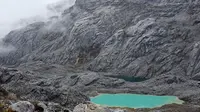Lembah Danau-Danau merupakan camp favorit bagi para pendaki sebelum mencapai Puncak Cartensz, gunung tertinggi di Indonesia dan salah satu gunung tertinggi di dunia. (Liputan6.com/ Dok. Tim Ekspedisi 7 Summits Indonesia in 100 Days)