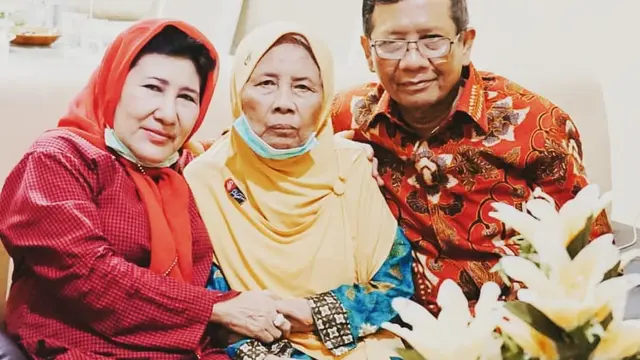 6 Potret Kebersamaan Mahfud MD dan Sang Ibunda, Selalu Memuliakan Ibu