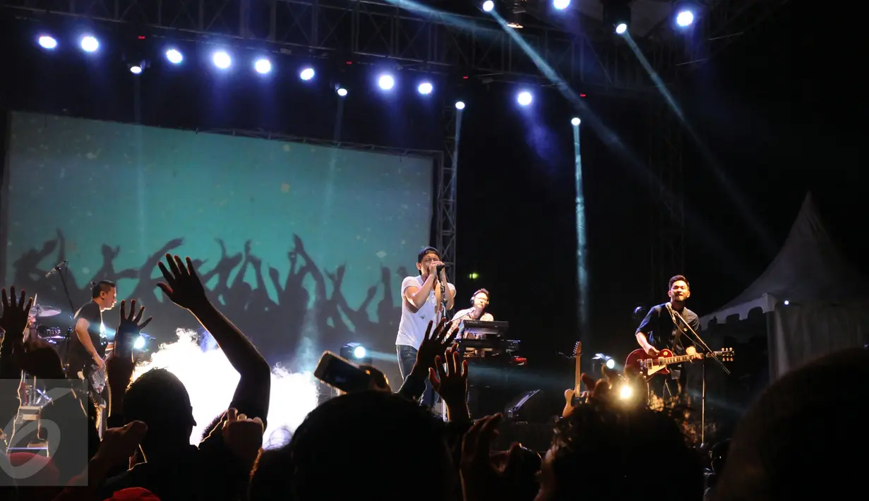 Grup band NOAH, Ariel saat tampil menghibur usai perhelatan Achilles Motorsport Festival 2015 di JIExpo Kemayoran Jakarta, Sabtu (19/12/2015). Sekitar satu jam NOAH tampil memukau penggemarnya. (Liputan6.com/Helmi Fithriansyah)
