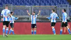 Penyerang Napoli, Dries Mertens (tengah) melakukan selebrasi setelah mencetak gol ke gawang AS Roma pada pertandingan lanjutan Liga Serie A Italia di stadion Olimpiade di Roma, Senin (22/3/2021). Dries Mertens mencetak dua gol dan mengantar Napoli menang atas AS Roma 2-0. (AFP/Alberto Pizzoli)