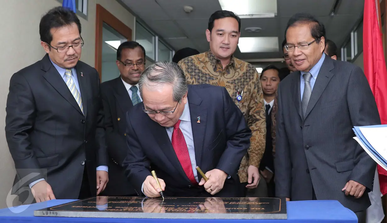 Menteri Penanaman Industri dan Komoditas Malaysia HE. Dato Sri Douglas menandatangani peresmian kantor CPOPC di Jakarta, Kamis (4/2/2016). CPOPC bertugas menangani produksi sawit kedua negara (Liputan6.com/Angga Yuniar)