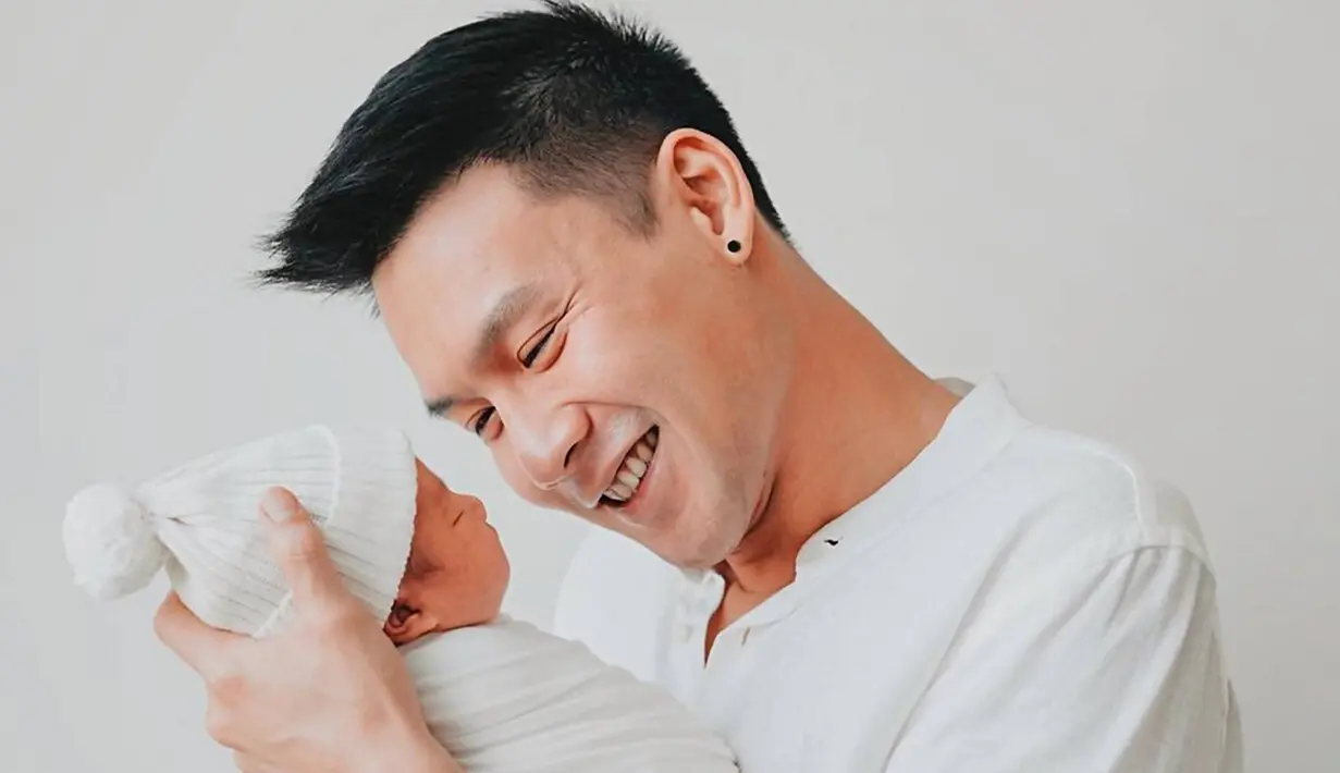 Sudah resmi menjadi seorang ayah, Fendy Chow kini sudah terlihat luwes saat menggendong buah hatinya. Saat sang istri melahirkan anak pertamanya pada Sabtu, 1 Oktober 2022 kemarin, ia pun setia menemani Stella Cornelia menjalani persalinan. (Liputan6.com/IG/@fendychow)