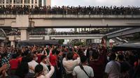 Para pengunjuk rasa turun ke jalan saat demonstrasi menentang kudeta militer di Yangon, Myanmar pada Sabtu (6/2/2021). Mereka menyerukan pembebasan pemimpin sipil terpilih, Aung San Suu Kyi, beserta para politikus lainnya yang telah ditahan sejak kudeta pada hari Senin. (STR / AFP)