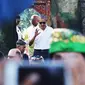 Mantan Presiden AS, Barack Obama menyapa warga saat mengunjungi Pura Tirta Empul, Tampaksiring, Gianyar, Bali, Selasa (27/6). (Liputan6.com/Immanuel Antonius)