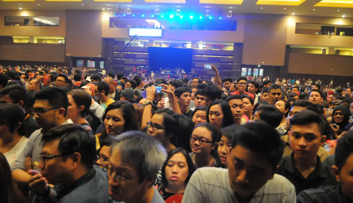 Penonton pun terlihat berjubel memadati arena konser penyanyi yang membawa nama panggung Agnez Mo di JJF 2014 (Liputan6.com/Herman Zakharia).