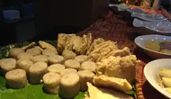 Ragam jenis pempek yang ada di Pempek Beringin Rajawali, Palembang, Sumatera Selatan. (Liputan6.com/Putu Elmira)