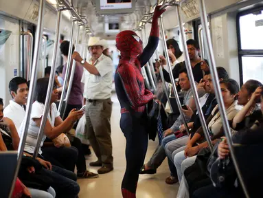 Dosen bernama Moises Vazquez mengenakan kostum Spiderman miliknya saat menaiki kereta untuk menuju Universitas Otonomi Nasional Meksiko (UNAM) di Meksiko City, Meksiko, 27 Mei 2016. (REUTERS/Edgard Garrido)