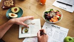 Intermittent fasting atau diet IF bukan sekadar tren menahan lapar, melainkan pola makan terstruktur yang mengatur waktu makan dan puasa dalam satu hari. Pola ini dinilai membantu mengontrol berat badan, menjaga metabolisme, sekaligus mendukung kesehatan secara keseluruhan jika dilakukan dengan cara yang tepat. (foto/dok: freepik/rawpixel.com)