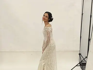 Mengawali karier di dunia hiburan sejak tahun 2008, kala itu Estelle Linden masih berusia 13 tahun yang berperan sebagai Nadya dalam sinetron Dia Bukan CInderella. Hingga kini di usianya yang sudah matang, ia sudah banyak menorehkan karya di dunia film hingga sinetron. Bahkan tidak jarang ia tampil menawan di depan kamera dengan berbagai pose menawan. (Liputan6.com/IG/@estelleelinden)