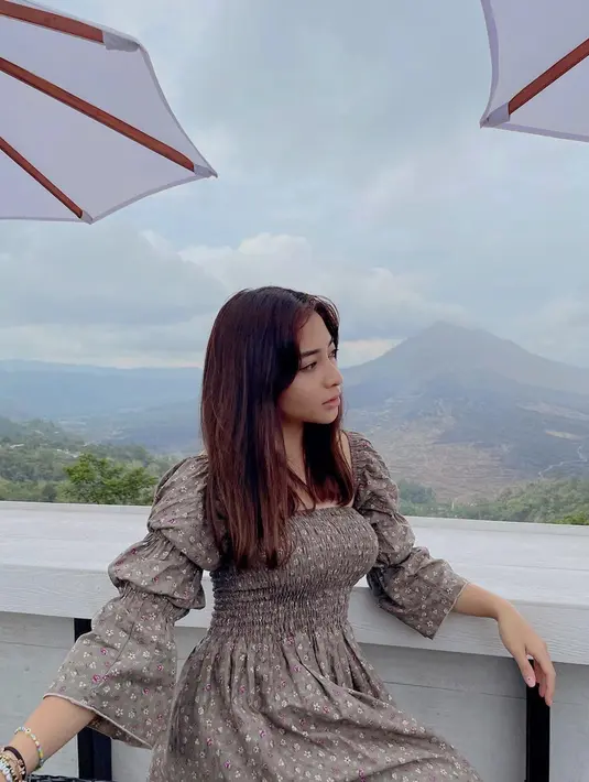 Ketika tengah berlibur, pemain sinetron Cinta Nikita ini tampil anggun dengan simple dress bermotif bunga. Meski sederhan, pesona Nikita Willy tak memudar sekalipun.(Liputan6.com/IG/@nikitawillyofficial94)