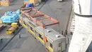 Gerbong KRL diturunkan dari kapal menggunakan alat berat setibanya di Pelabuhan Tanjung Priok, Jakarta, Rabu (6/1). Kedatangan gerbong KRL ini menandai akhir program pengadaan 120 kereta PT KAI Commuter Jabodetabek tahun 2015 (Liputan6.com/Gempur M Surya)