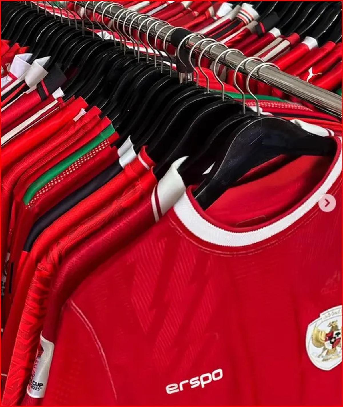 Keren, Orang ini Punya Koleksi Jersey Timnas Indonesia dari 1938 hingga 2024