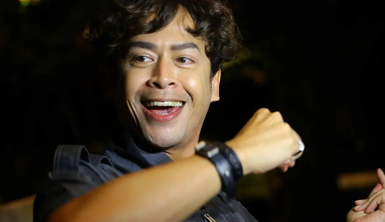 "Tapi ketika saya nyebut nama Ayu Ting Ting, memang saya jadi terkenal. Dulu enggak pernah diwawancara sekarang jadi diwawancara (pewarta). Jadi benar kalau Ayu Ting Ting itu mendatangkan popularitas," ucap Dave Hendrik. (Nurwahyunan/Bintang.com)