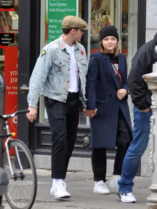 Dilansir dari HollywoodLife, para fans pun geger dengan tulisan yang menjadi keterangan foto Chloe tersebut. (The Sun)