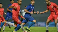 Striker Arema FC, Jonathan Bauman, berusaha melepaskan diri dari penjagaan dua pemain Persija Jakarta, Rohit Chand dan Otavio Dutra, dalam laga terakhir Grup B Piala Gubernur Jatim 2020, Sabtu (15/2/2020). Arema FC dan Persija bermain imbang 1-1 dalam laga ini. (Bola.com/Iwan Setiawan)