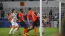 Pemain Istanbul Basaksehir Alexandru Epureanu (kanan) melakukan penyelamatan bola saat menghadapi Manchester United pada pertandingan pada pertandingan Grup H Liga Champions di Stadion Fatih Terim, Istanbul, Turki, Rabu (4/11/2020). Istanbul Basaksehir menang 2-1. (AP Photo)