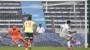 Penyerang Uruguay, Luis Suarez, saat mencetak gol lewat tendangan penalti ke gawang Kolombia pada laga kualifikasi Piala Dunia 2022 zona CONMEBOL di Estadio Metropolitano Roberto Melendez, Sabut (14/11/2020) dini hari WIB. Uruguay menang 3-0 atas Kolombia. (AFP/Raul Arboleda)