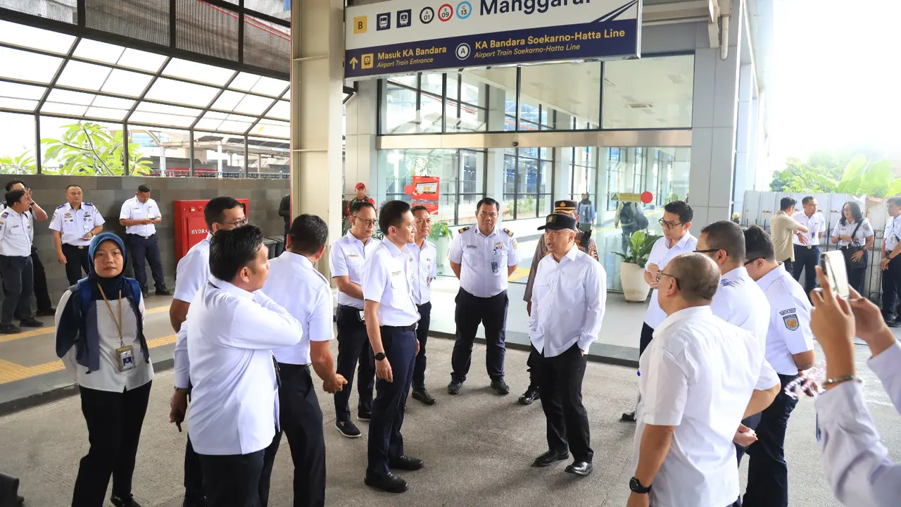 Menteri Perhubungan Dudy Purwagandhi meninjau langsung pelayanan di dua stasiun KRL (Foto: istimewa)