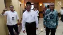Mendikbud Muhadjir Effendy dan Ketua KPK Agus Rahardjo meninggalkan ruangan usai penandatanganan Nota Kesepahaman (MoU) di Jakarta, Kamis (3/8). Nota kesepahaman ini merupakan bentuk dukungan terhadap upaya pencegahan korupsi. (Liputan6.com/Johan Tallo)