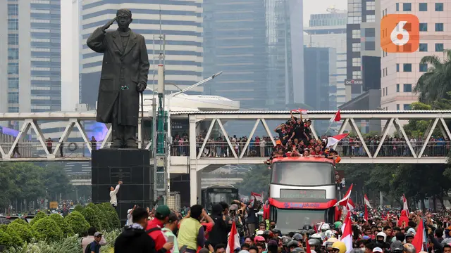 Foto: Pemandangan Menakjubkan! Begini Jadinya Ketika Bus Timnas Indonesia U-22 saat Melewati Ikon Kota Jakarta saat Kira87uara