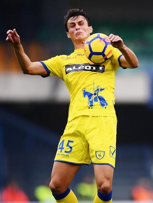 2. Roberto Inglese - 10 gol telah ia torehakan selama Serie A 2017 bergulir. Jika Chievo tergelincir ke Serie B, Roberto akan menjadi buruan panas transfer eropa musim depan. (AFP/Marco Bertorello)