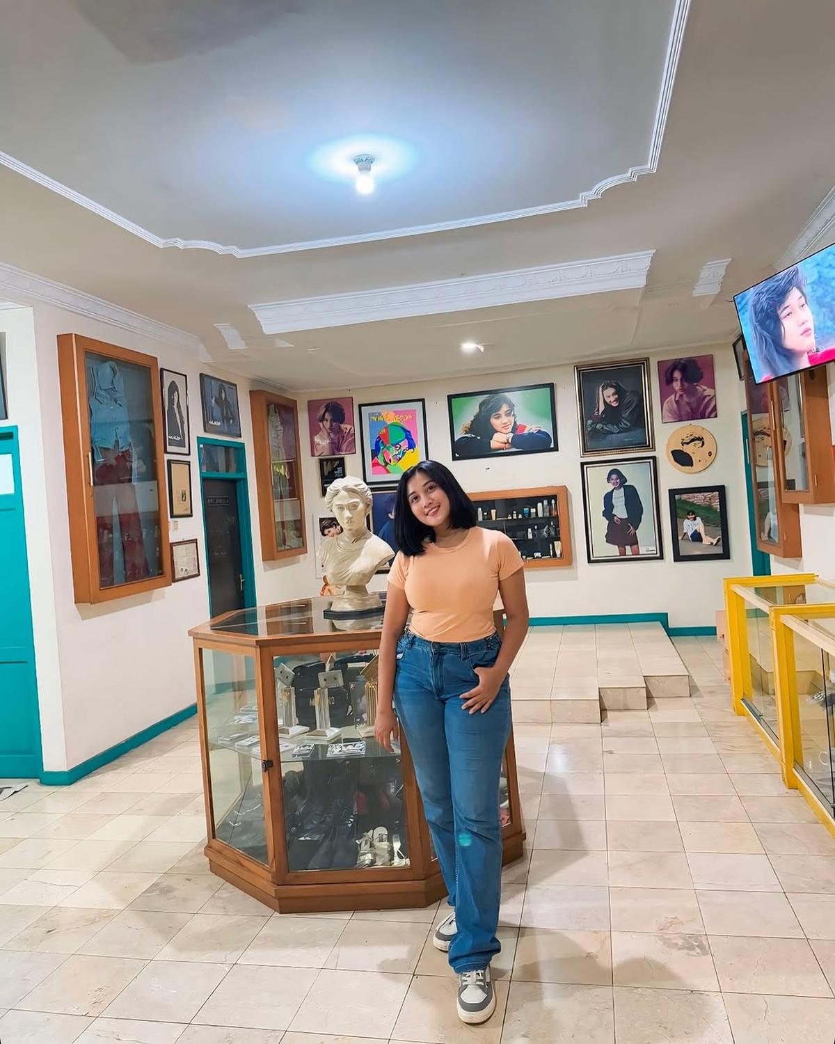 Potret Nita Gunawan Kunjungi Museum Nike Ardilla, Bikin Netizen Kaget Karena Disebut Mirip