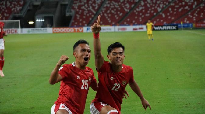 Bek Timnas Indonesia, Pratama Arhan (kanan), merayakan gol indahnya ke gawang Malaysia dalam lanjutan Piala AFF 2020 di National Stadium, Singapura, Minggu (19/12/2021) WIB. (Dok. PSSI)
