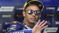 Pebalap Movistar Yamaha MotoGP, Valentino Rossi menjadi peringkat pertama pebalap yang sedang ramai diperbincangkan alias Trending Topic, Rossi mendapat 69% total mentions.  (AFP/Josep Lago)