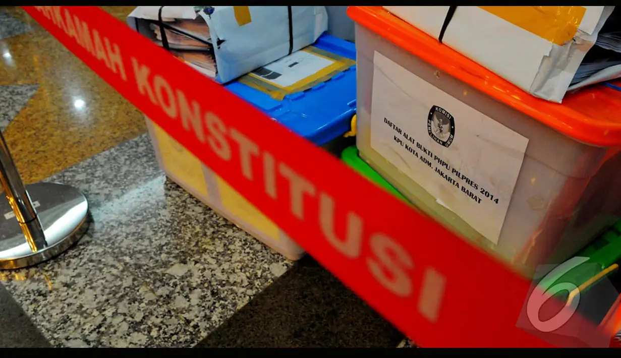 Barang bukti yang diserahkan itu adalah formulir C1 yang merupakan hasil penghitungan suara di TPS yang digugat Prabowo-Hatta. Data lain adalah berita acara rekapitulasi, Jakarta, Senin (11/8/2014) (Liputan6.com/Andrian M Tunay) 