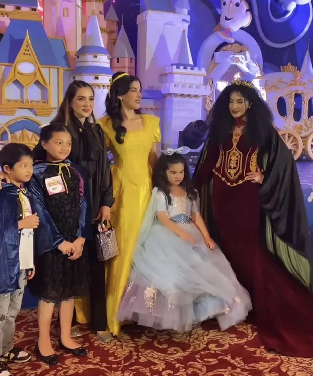 6 Gaya Serba Hitam Publik Figure Hadir di Pesta Ulang Tahun Bertema Disneyland Kedua Anak Tasya Farasya, Ria Ricis hingga Fuji An