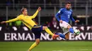 Andrea Barzagli (kanan) memutuskan pensiun usai melawan Swedia. Barzagli pernah merasakan trofi Piala Dunia pada 2006 bersama timnas Italia dan telah tampil sebanyak 73 kali untuk Gli Azzurri. (AFP/Marco Bertolrello)