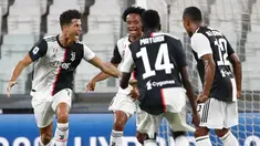Striker Juventus, Cristiano Ronaldo, melakukan selebrasi usai mencetak gol ke gawang Sampdoria pada laga Serie A di Allianz Stadium, Turin, Senin (27/7/2020). Kemenangan 2-0 ini membuat juventus mengunci gelar juara Serie A musim 2019-2020. (AP Photo/Antonio Calanni)