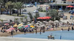 Warga berlibur di sebuah pantai di Distrik Ayvalik, Provinsi Balikesir, Turki, 4 Agustus 2020. Ramainya kunjungan warga Turki ke pantai-pantai selama liburan empat hari Idul Adha pekan lalu memicu kekhawatiran merebaknya kembali pandemi COVID-19 di negara itu. (Xinhua/Osman Orsal)
