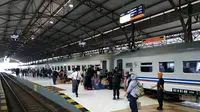 Suasana di Stasiun Besar Purwokerto. KAI menerapkan tiket promo pada awal Ramadan 2018 ini. (Foto: Liputan6.com/Muhamad Ridlo)