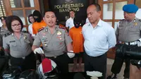 Polisi akhirnya menangkap 4 pemuda anggota geng bermotor yang beberapa waktu lalu merusak 2 pos satpam Gedung Sate, Bandung. (Okan Firdaus/Liputan6.com)