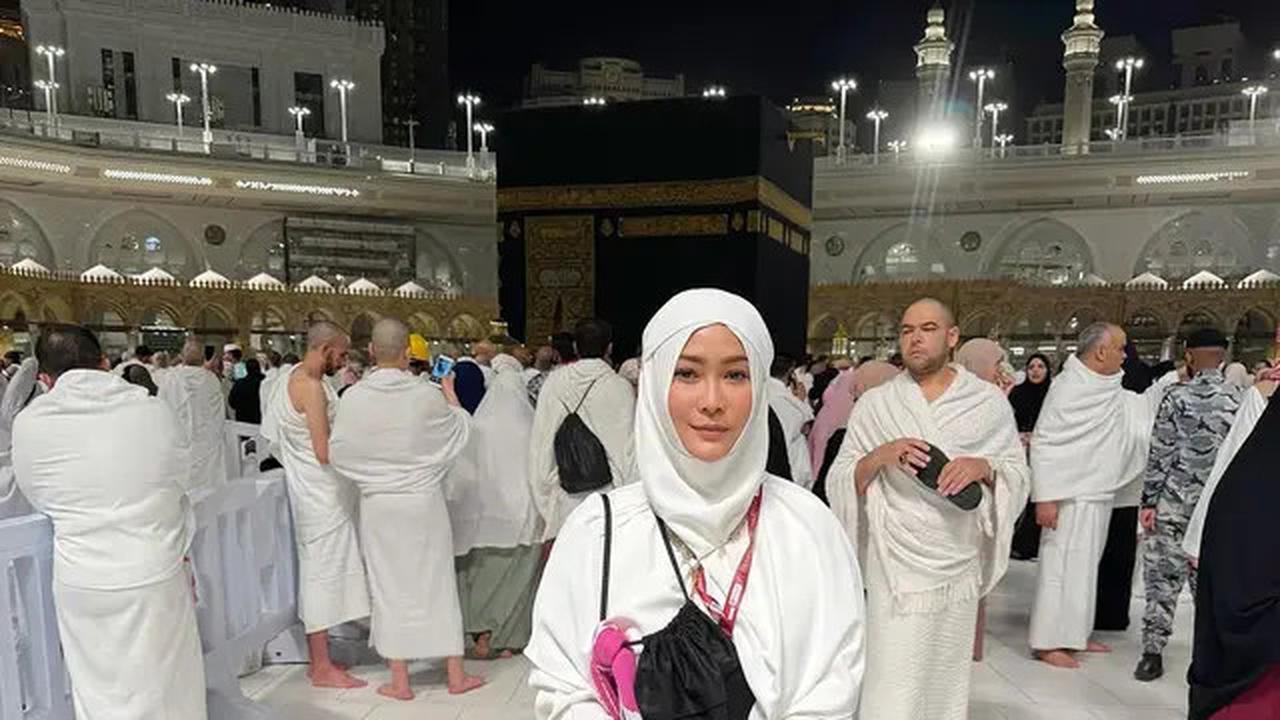 Inul Daratista Tak Mudik Tahun Ini, Diwakili Suami Lakukan Tradisi Berbagi di Kampung Halaman