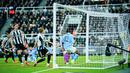 Pemain Manchester City, Antoine Semenyo, mencetak gol ke gawang Newcastle United pada laga leg pertama semifinal Carabao Cup di Stadion St James Park pada Rabu (14/1/2026) dini hari. (AP Photo/Dave Thompson)
