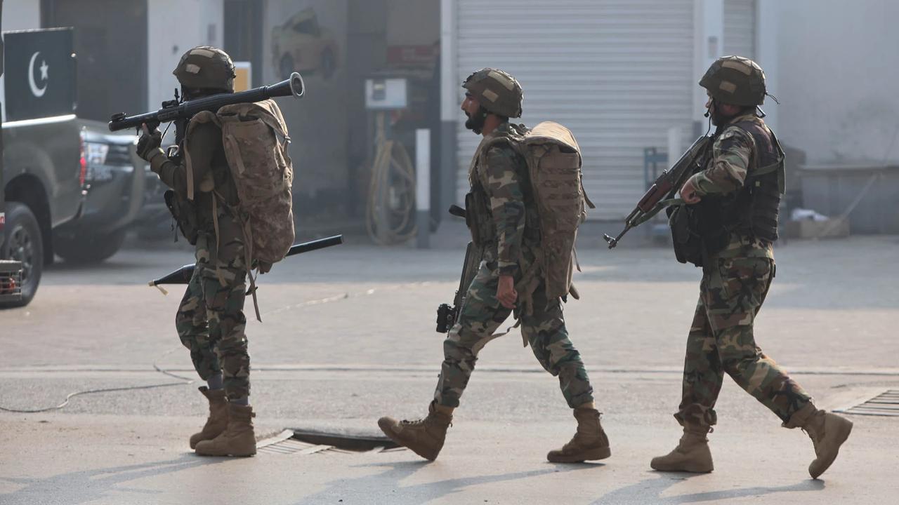 FOTO: Serangan Bom Bunuh Diri Hantam Markas Paramiliter di Peshawar