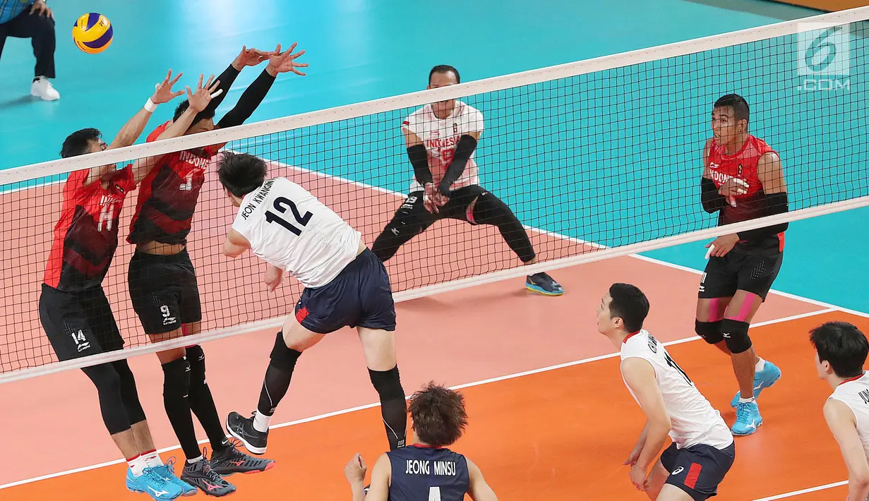 Pebola voli putra Korea Selatan melepaskan smash pada pertandingan babak perempat final bola voli putra Asian Games 2018, melawan Indonesia, di Volley Indoor Jakarta, Selasa (28/8). (Liputan6.com/Fery Pradolo)