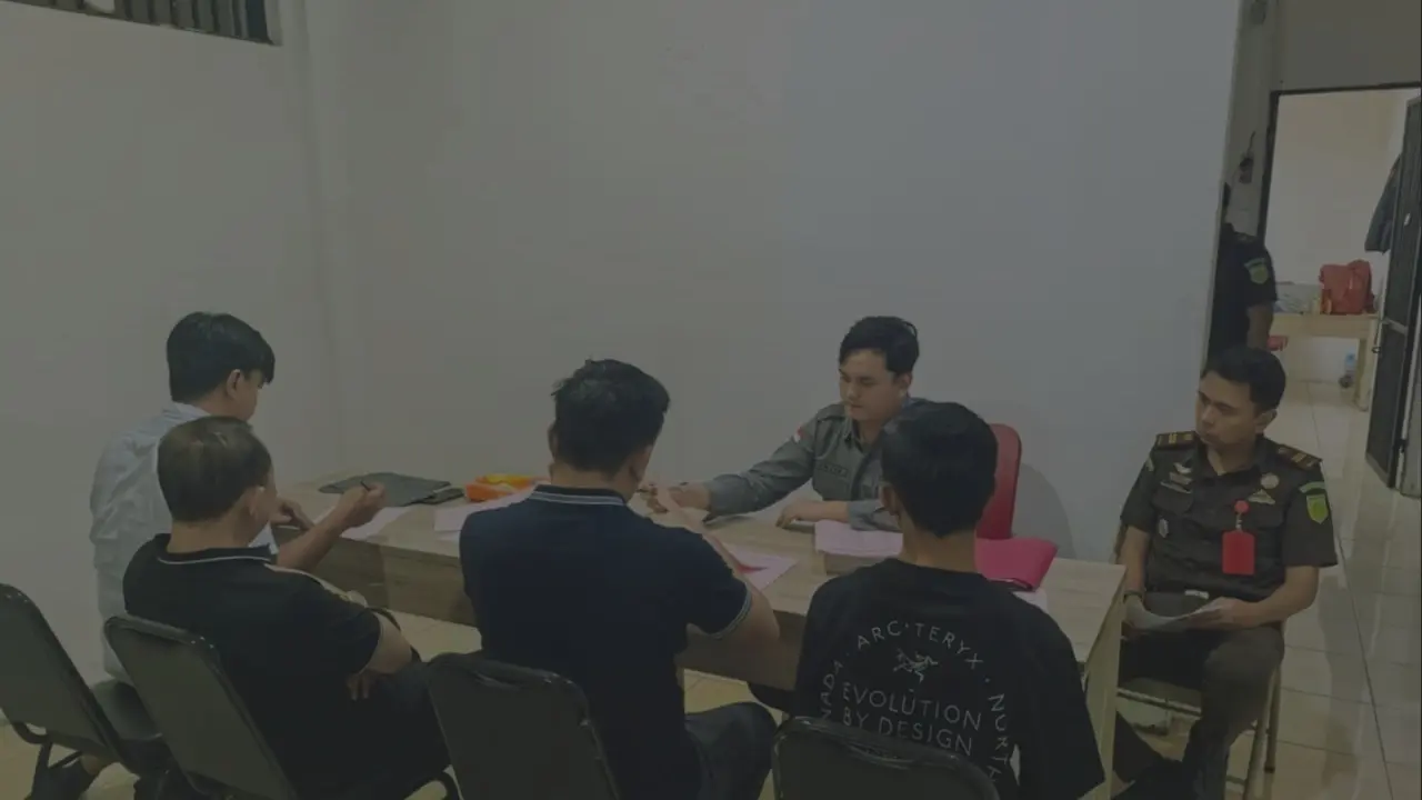Penyidikan kasus dugaan penganiayaan di sebuah restoran di Cikarang Selatan, Kabupaten Bekasi, telah rampung. Di mana salah satu tersangka merupakan anggota DPRD Bekasi aktif.