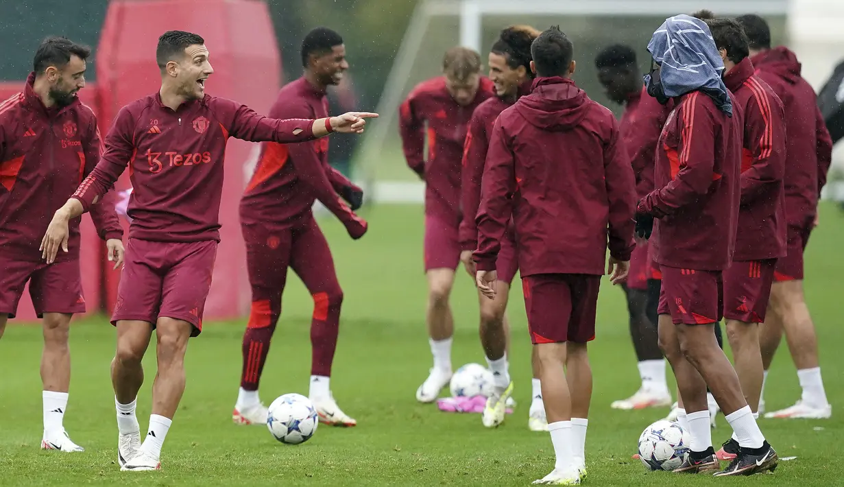 Bek MU, Diogo Dalot (dua kiri), bercengkrama dengan pemain lainnya saat menjalani latihan mengoper bola pendek di Carrington Training Ground, Manchester, Inggris, Selasa (19/9/2023). (AP/PA/Martin Rickett)