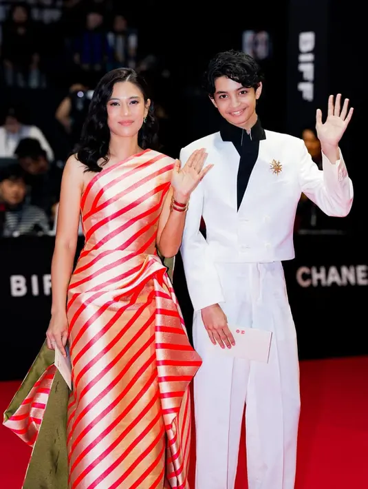 Lengkapi busananya, Dian Sastrowardoyo kenakan jam tangan Bvlgari Serpenti dan anting emerald [@therealdisastr]