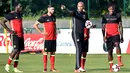 Asisten baru timnas Belgia, Thierry Henry mengintruksikan para pemainnya saat sesi latihan di Neerpede, Belgia (29/8). Legenda Arsenal ini akan menjadi asisten dari pelatih kepala Roberto Martinez. (REUTERS/Eric Vidal)