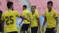 Pemain Thailand, Philip Roller, berdiskusi dengan rekannya saat latihan di Stadion Rajamangala, Bangkok, Jumat (16/11). Latihan ini persiapan jelang laga Piala AFF 2018 melawan Timnas Indonesia. (Bola.com/M. Iqbal Ichsan)